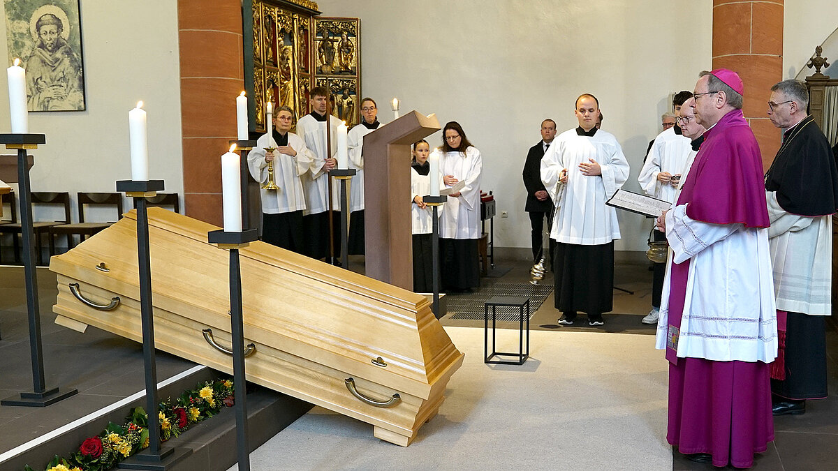 Sarg in Limburger Stadtkirche aufgebahrt