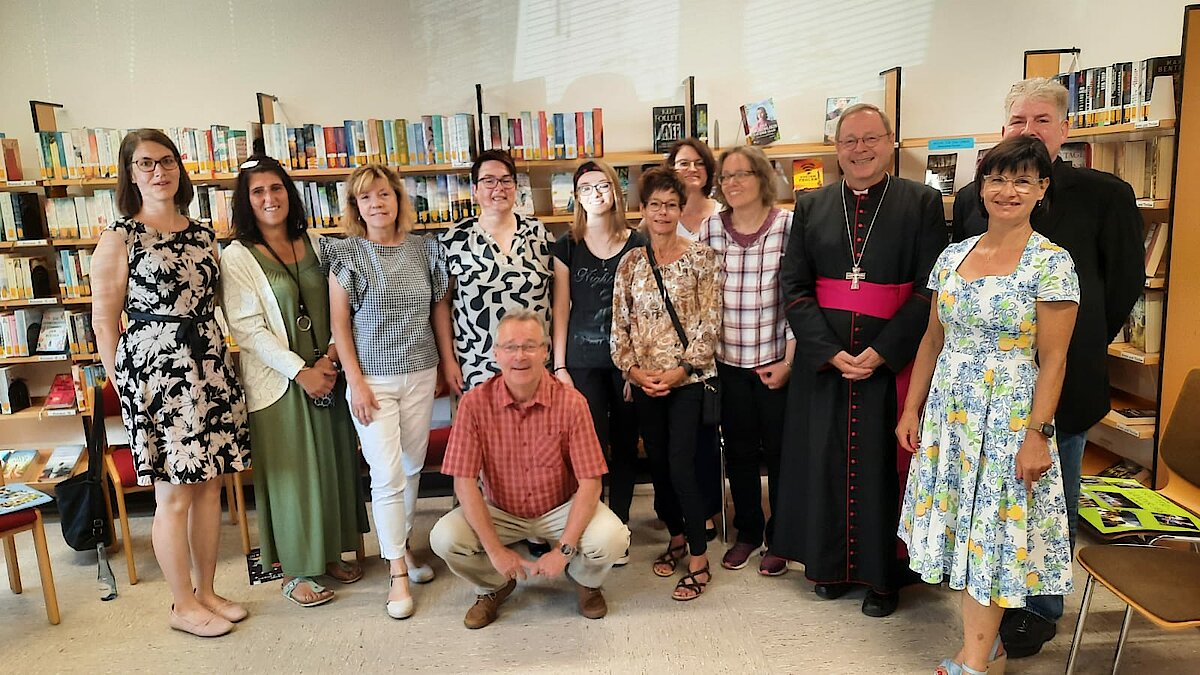 Bischof besucht Bücherei in Kölbingen