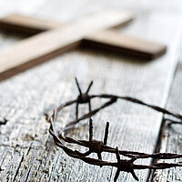 Easter abstract background with crown of thorns and cross on wooden planks Christliche Friedensperspektiven heute