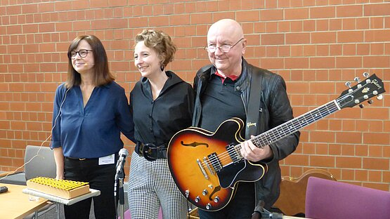 Die Autorin Kati Naumann mit der Sunshineband, die aus Sängerin und Gitarrist besteht.